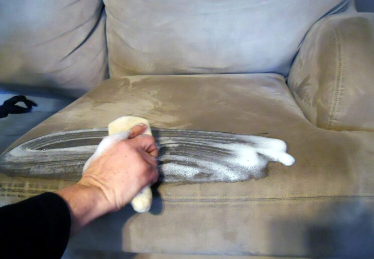 Comment nettoyer son canapé en tissu non déhoussable ? - Pour Mieux Vivre